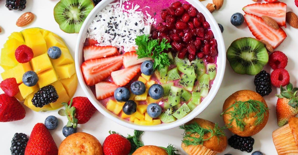 Assortiment de fruits tranches dans un bol en ceramique blanccmaotb